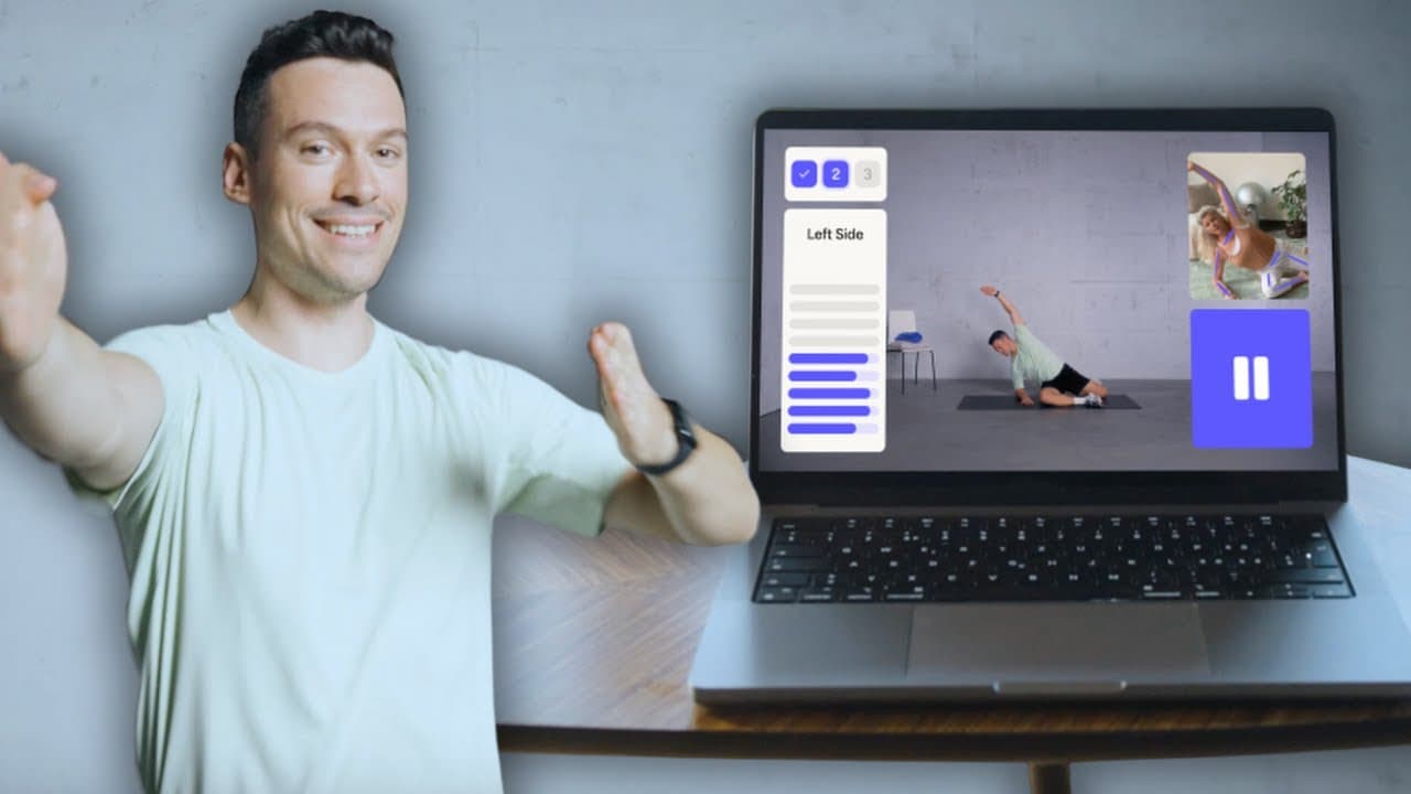 Eine Person trainiert vor einem Laptop mit der Akina-App